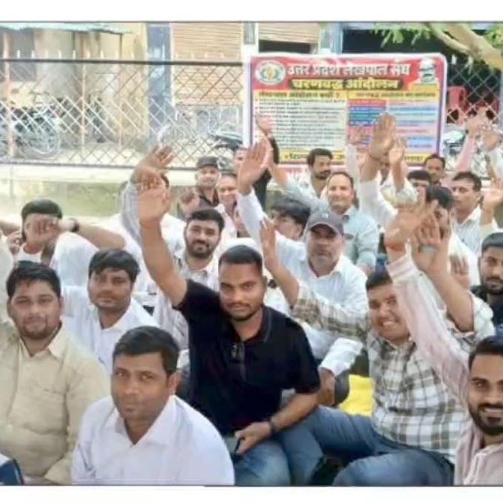गोरखपुर में लेखपालों का प्रदर्शन:राजस्व रिपोर्ट लगाने का कार्य प्रभावित, विद्यार्थियों संग ग्रामीणों की बढ़ीं परेशानियां