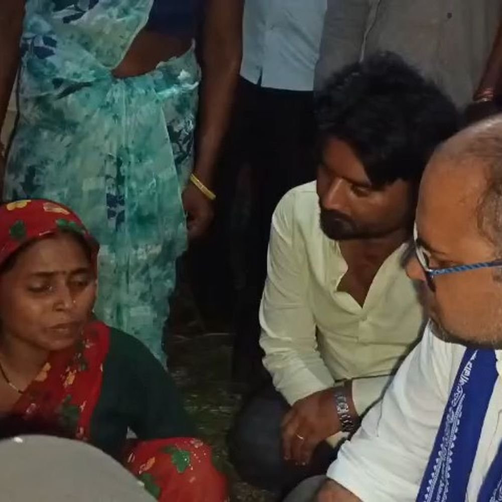 सीतापुर में किशोरी की गला दबाकर हत्या:पोस्टमार्टम रिपोर्ट में पुष्टि, शरीर पर मिले थे नाखूनों के निशान