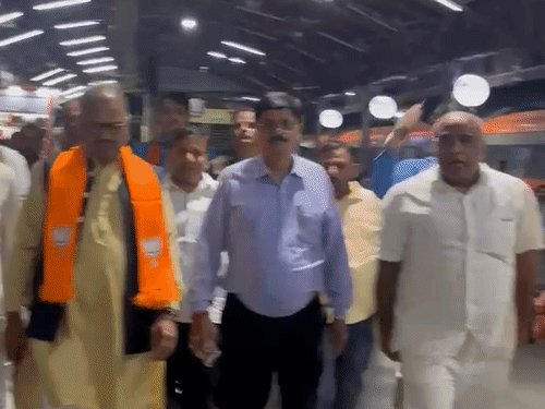 BJP प्रदेश सह प्रभारी कानपुर पहुंचे:जगदीश पटेल का पदाधिकारियों ने किया स्वागत, कल क्षेत्रीय कार्यालय में करेंगे समीक्षा बैठक