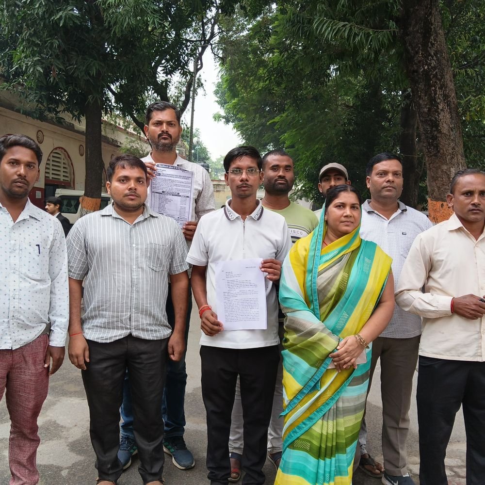 देवरिया में कोविडकालीन कर्मचारियों ने समायोजन की मांग उठाई:शासनादेश के बाद भी नियुक्ति नहीं मिलने का आरोप, DM ने दिया आश्वासन