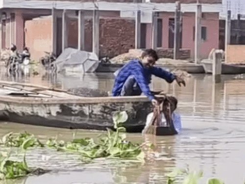उन्नाव में गंगा खतरे के निशान से 7 सेंटीमीटर ऊपर:घरों में घुसा बाढ़ का पानी, गंगा बैराज पर भी असर दिखा