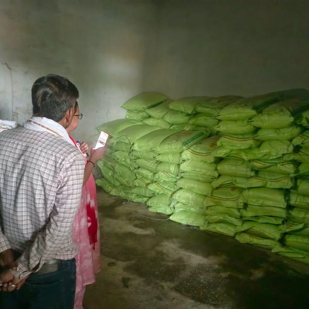 जिला प्रशासन ने खाद वितरण व्यवस्था का जायजा लिया:किसानों को समय पर खाद मिले, लापरवाही बर्दाश्त नहीं होगी; अधिकारियों ने किया निरीक्षण