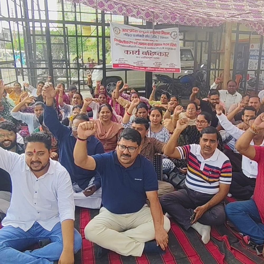 संभल में NHM संविदाकर्मियों का प्रदर्शन:सीएमओ ऑफिस पर धरना देकर कार्य बहिष्कार, लखनऊ में हड़ताल की चेतावनी