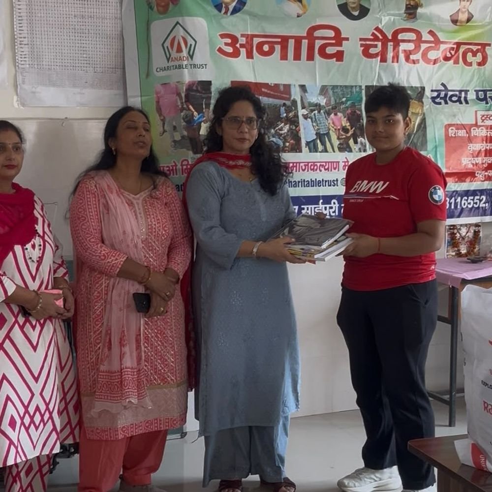 मेरठ में जरूरतमंद छात्राओं की मदद:अनादि चैरिटेबल ट्रस्ट ने आईटीआई की जरूरतमंद छात्राओं को बांटी निशुल्क ड्रेस