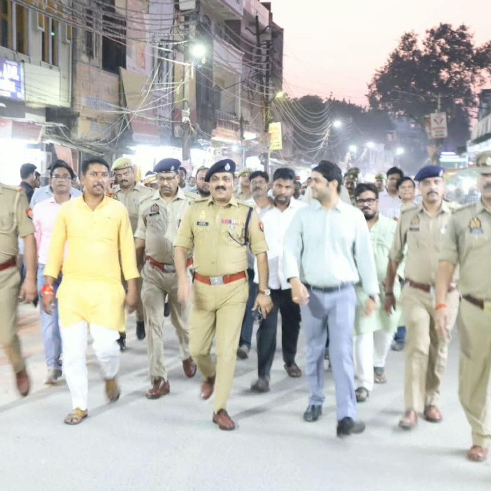 मऊ में डीएम-एसपी ने त्योहारों के लिए सुरक्षा व्यवस्था परखी:विसर्जन मार्गों का जायजा लिया, बिजली तार व साफ-सफाई दुरुस्त करने के निर्देश दिए