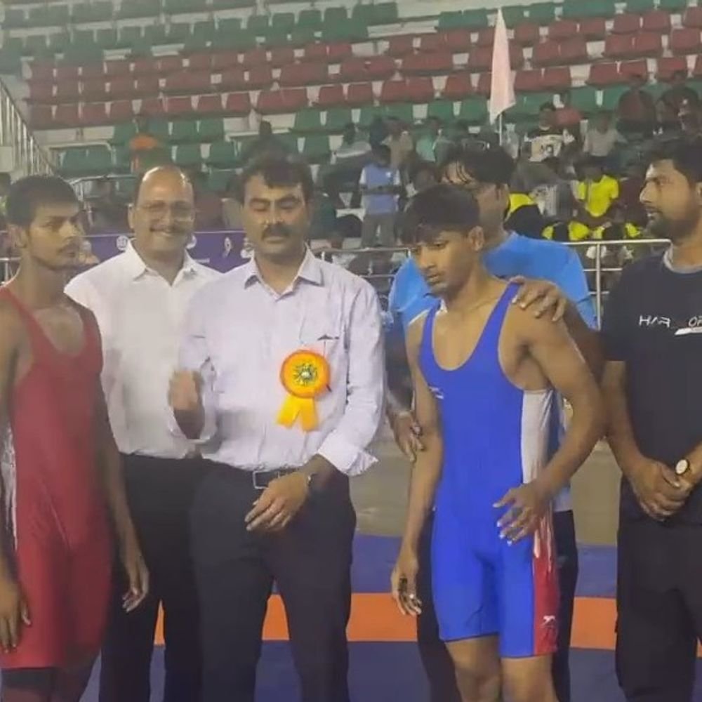 सैफई में जूनियर कुश्ती प्रतियोगिता का शुभारंभ:20 टीमों के पहलवान ले रहे हिस्सा, 57 किलो में तीन पहलवान सेमीफाइनल में पहुंचे