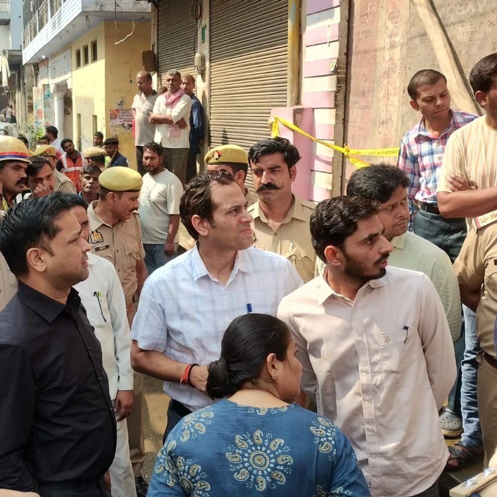 बागपत में परचून की दुकान में लगी आग:मां-बेटी की दम घुटने से मौत, कारोबारी की हालत गंभीर