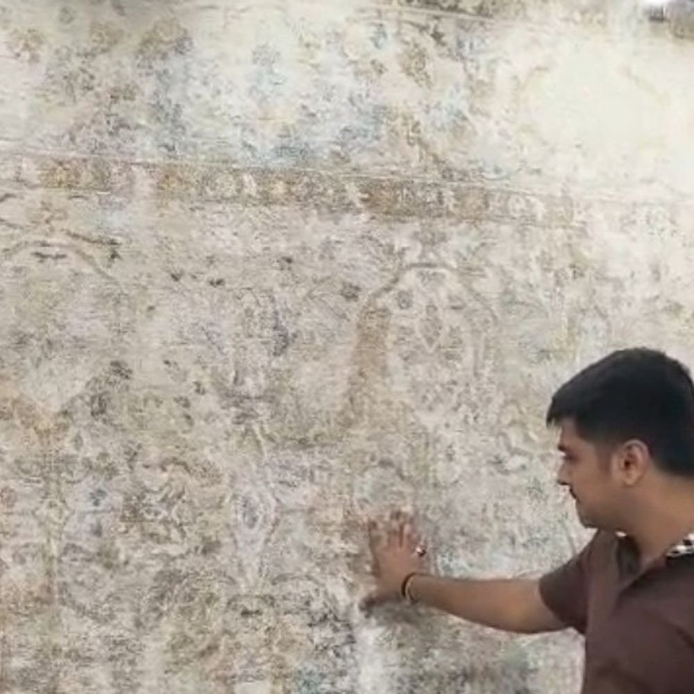 भदोही-कालीन एक्सपो में 3.25 लाख का सिल्क कालीन बना आकर्षण:30 बुनकरों ने 5 महीने 20 दिन में तैयार किया ‘आगरा’ डिजाइन, अमेरिका में 4680 डॉलर की डील
