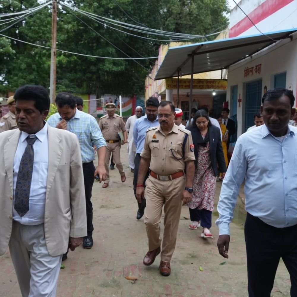 गाजीपुर के संप्रेक्षण गृह में पेंटिंग कराने में लापरवाही:डीएम ने प्रभारी अधीक्षक और लिपिक का वेतन रोकने के दिए निर्देश
