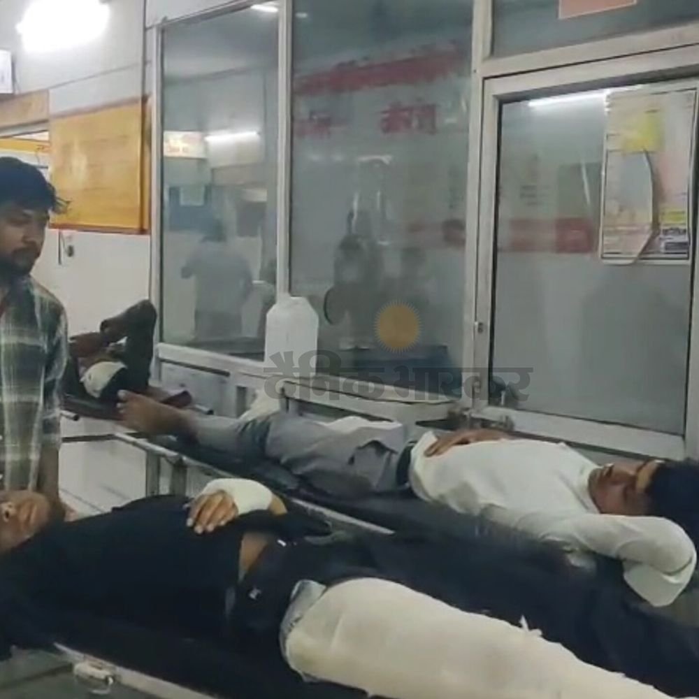 तेज रफ्तार ईको कार ने तीन युवकों को रौंदा:इटावा के एसएसपी चौराहा के पास हुआ हादसा, गंभीर हालत में सैफई रेफर
