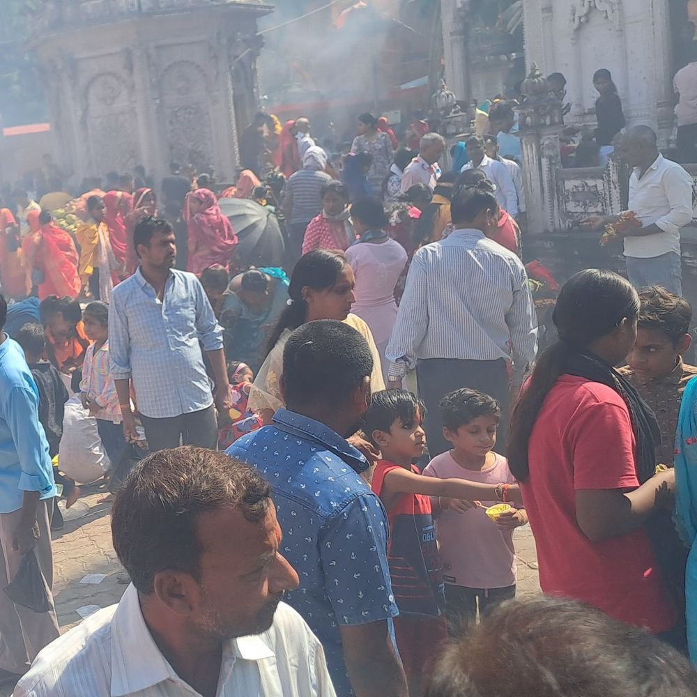 नवमी पर बिजलेश्वरी देवी मंदिर में उमड़ी भारी भीड़:बलरामपुर में दोपहर तक 50 हजार भक्तों ने किए दर्शन