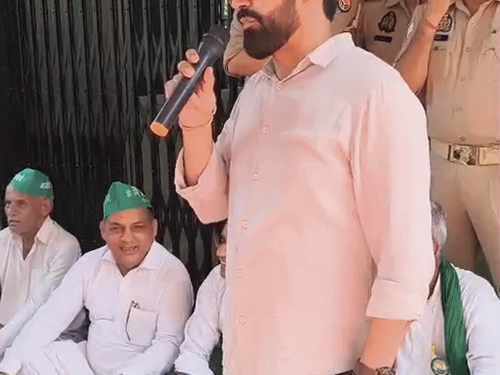 नोएडा प्राधिकरण में 5% भूखंड की फाइल अटकाने का आरोप:किसानों ने सेक्टर-39 में किया प्रदर्शन, रिश्वत मांगने का भी आरोप, 3 दिन में समाधान का दिया आश्वासन