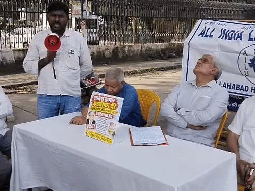 मुख्य चुनाव आयुक्त के खिलाफ वकीलों का प्रदर्शन:बोले, SIR के नाम पर 13 करोड़ मतदाताओं के नाम काटे गए