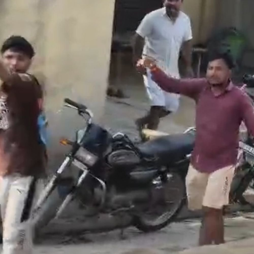 विवाद के दौरान तमंचे से फायरिंग, दीवार में हुआ छेद:पीड़िता बोला- मेरी जान लेने की कोशिश की गई, आरोपियों की तलाश