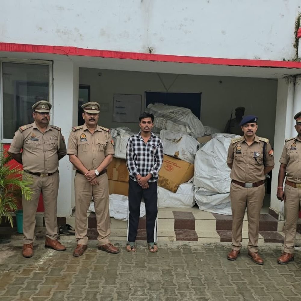 मऊ में 768 किलो अवैध पटाखे बरामद:10.78 लाख का माल जब्त, एक आरोपी को किया गया गिरफ्तार