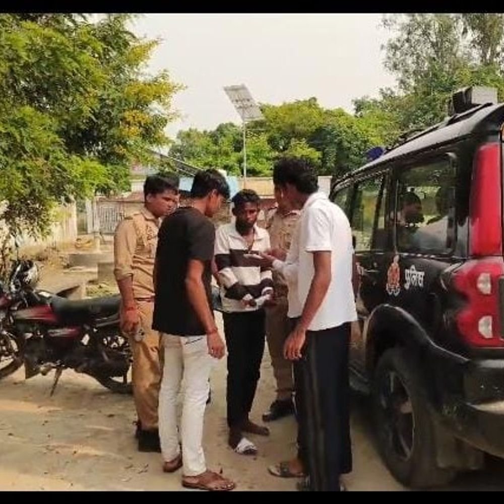मोबाइल-लूटकर भाग रहे बदमाशों बाइक युवक को मारी टक्कर:अंबेडकरनगर में युवक की मौत, ग्रामीणों ने 4 आरोपियों को पकड़ा