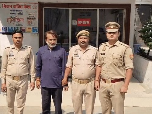 झांसी में 40 लोगों को ठगने वाला आरोपी गिरफ्तार:योगा टीचर बनाने का झांसा देकर 30 लाख ठगे, बीएसए ऑफिस की भूमिका संदिग्ध