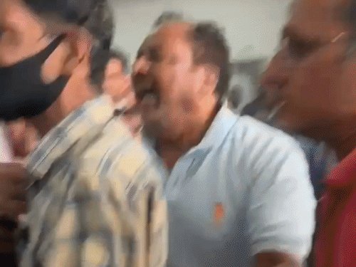 मेडिकल कॉलेज में पूर्व सांसद से धक्का-मुक्की का आरोप:6 बच्चों का पर्चा बनवाने के लिए एक घंटे इंतजार; डिप्टी सीएम से जांच की मांग