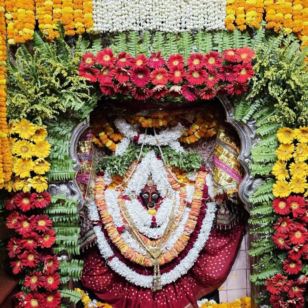 शारदीय नवरात्र के 5वें दिन स्कंदमाता की पूजा:जौनपुर के शीतला चौकियां धाम में 4 घंटे में 6 हजार श्रद्धालुओं ने किए दर्शन