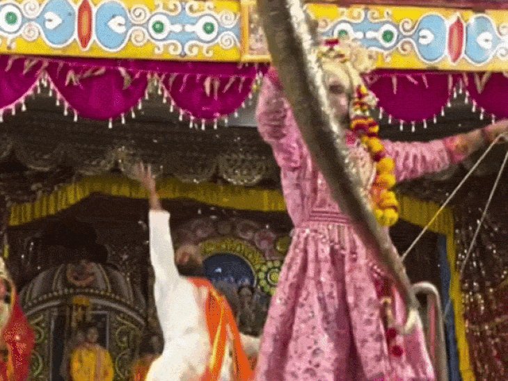 झांसी की राममलीला में विवाह की खुशियों के बाद वनवास:माता सीता को लेकर वनवास पर निकले भगवान, नम हुईं श्रद्धालुओं की आंखें