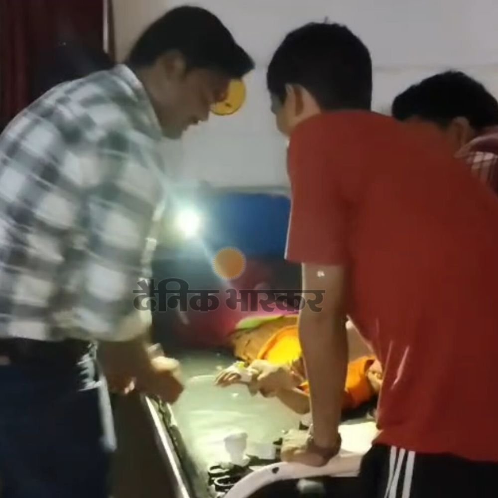 इटावा जिला अस्पताल में टॉर्च की रोशनी में हुआ इलाज:45 मिनट तक गुल रही बिजली, डॉक्टर और स्वास्थ्यकर्मी परेशान
