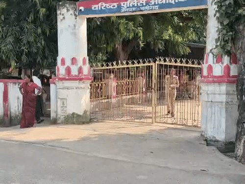 विवेचनाओं को लटकाने पर दो दरोगा निलंबित:अलीगढ़ एसएसपी ने सिविल लाइंस थाने में तैनात उपनिरीक्षकों पर की कार्रवाई, अनावश्यक रूप से लंबित रखे थे मामले