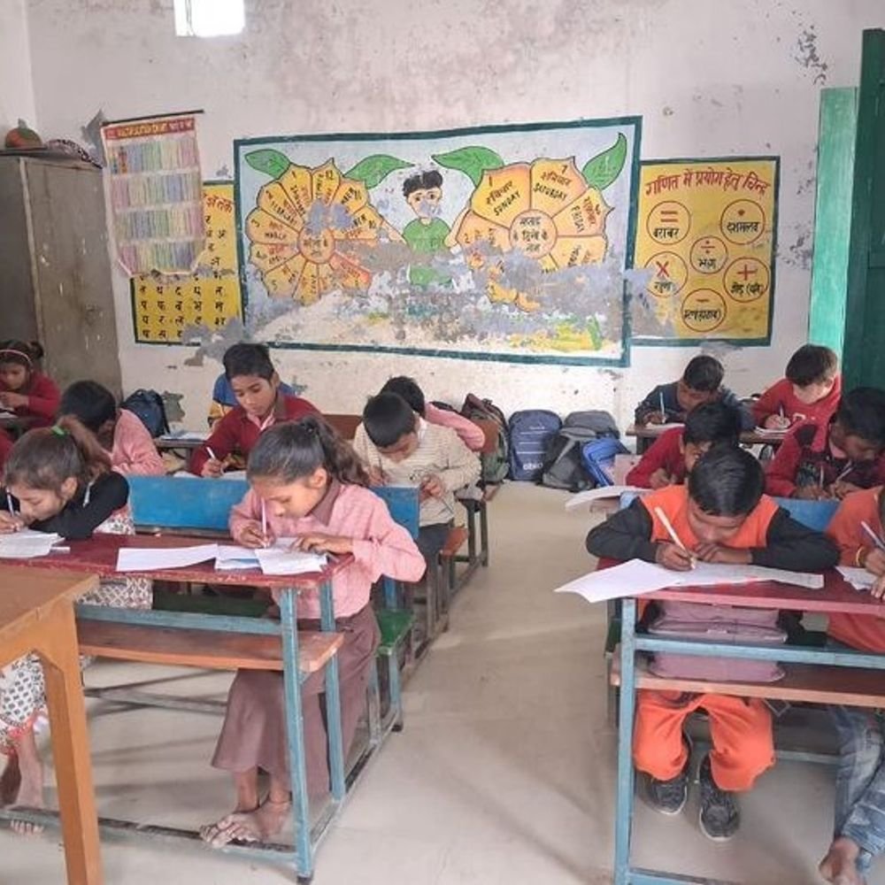 ड्रेस के लिए छात्रों को रुपए मिलने का इंतजार:अयोध्या में अभी तक अभिभावकों के खाते में नहीं पहुंचे 1200 रुपए