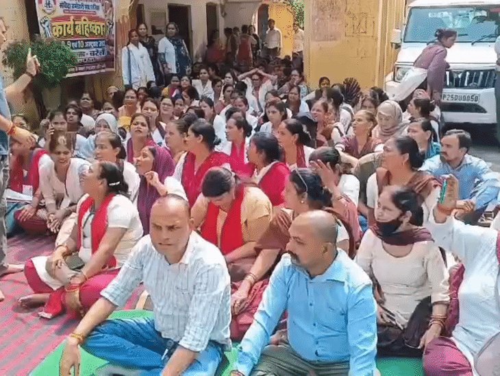 बरेली में एनएचएम संविदा स्वास्थ्यकर्मियों का 3 दिन कार्य बहिष्कार:आशा बोलीं- ‘₹2000 में दम नहीं, ₹26000 से कम नहीं’, 12 को लखनऊ कूच