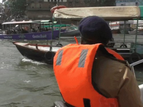 काशी में फिर शुरू हुआ मोटर बोट का संचालन:पर्यटक नाव पर बैठकर कर सकेंगे 84 घाटों का दीदार,ACP बोले-जलस्तर बढ़ा तो फिर लगेगा रोक