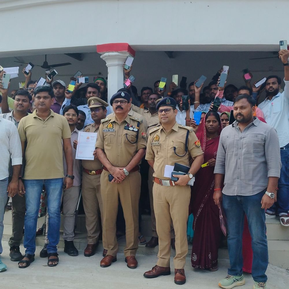 बलिया में 107 गुम मोबाइल बरामद:पुलिस ने मालिकों को लौटाए, 1075 मोबाइल की रिकवरी