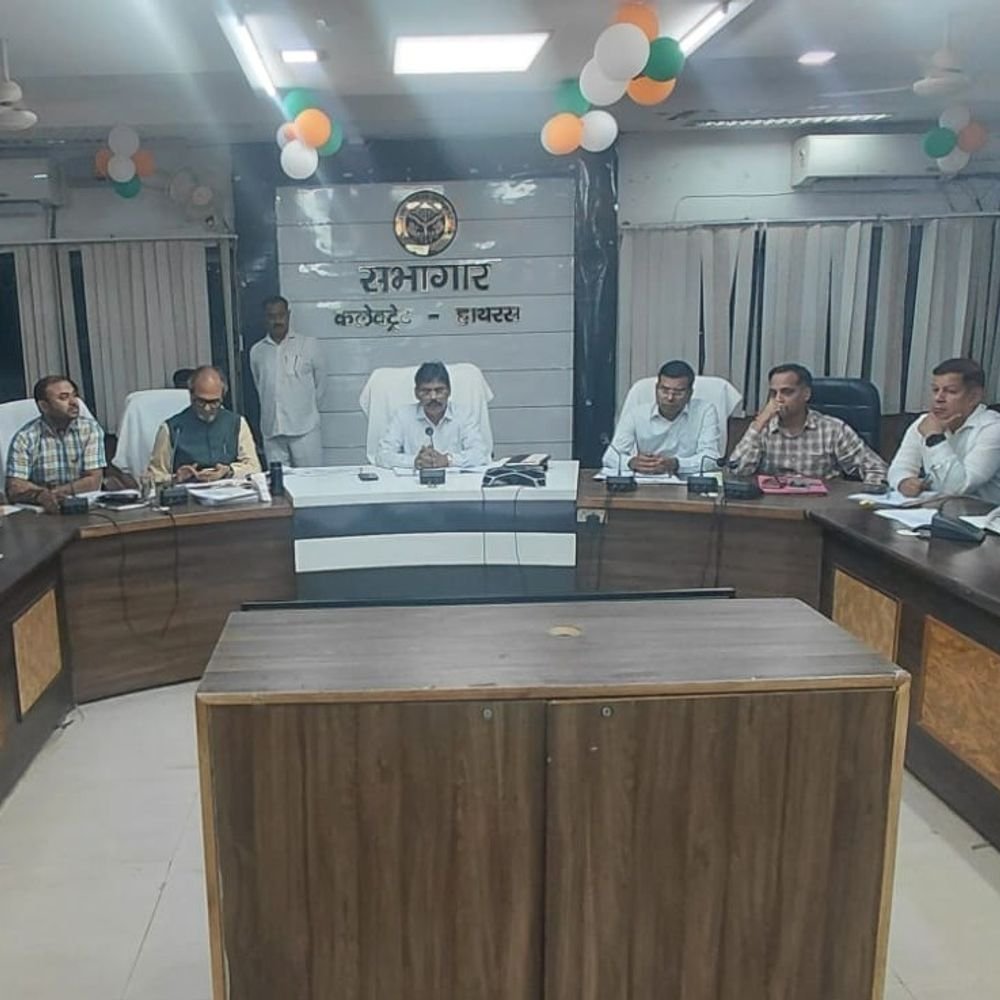 जिलाधिकारी ने लंबित शिकायतों के निपटारे की समीक्षा की:लापरवाही पर कार्रवाई की चेतावनी दी, गुणवत्तापूर्ण समाधान और फीडबैक पर जोर दिया