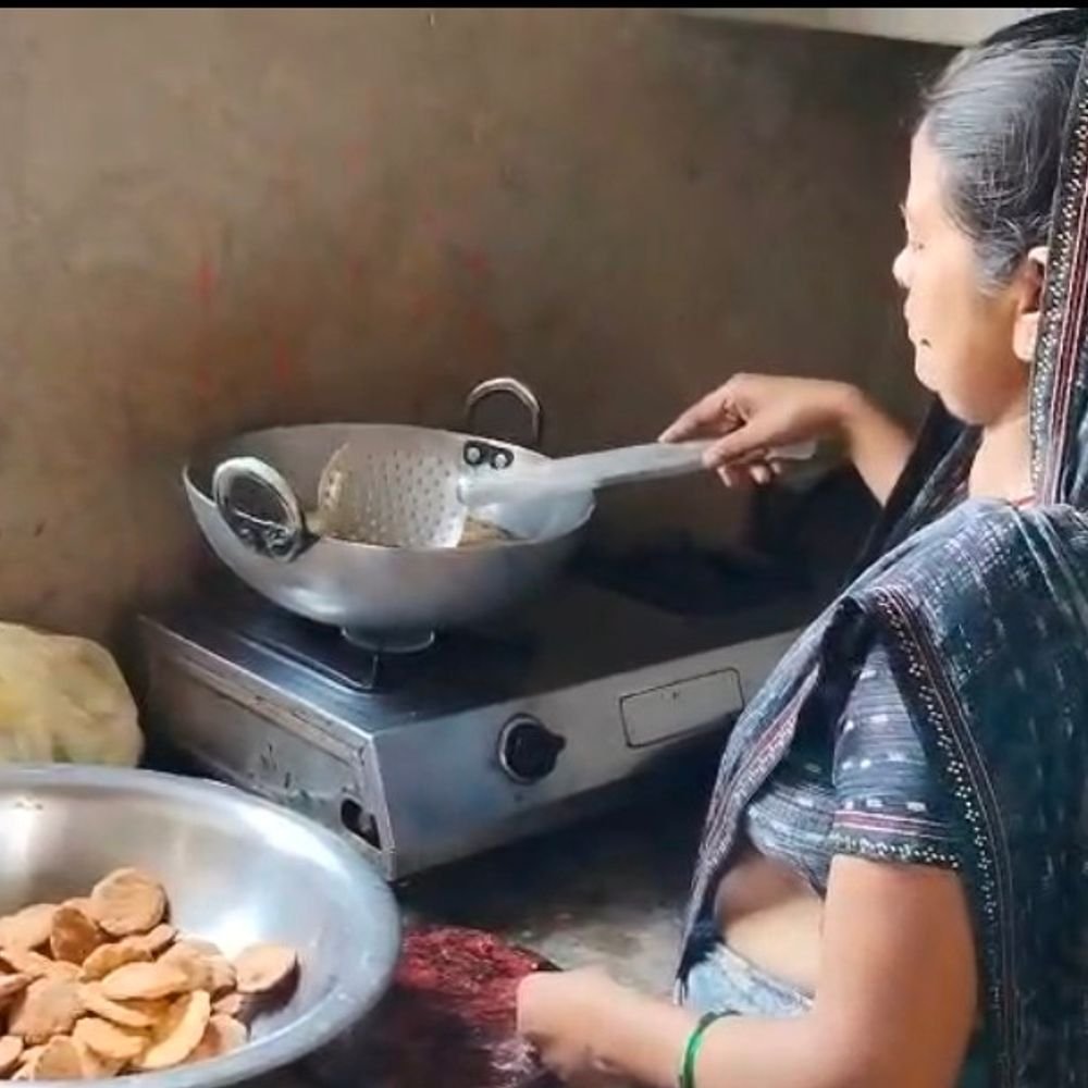 बलिया में शुगर फ्री लड्डू-मट्ठी ने महिलाओं को बनाया सशक्त:कुंती ने स्वयं सहायता समूह से कर्ज लेकर शुरुआत की, दूसरी महिलाओं को दे रहीं रोजगार
