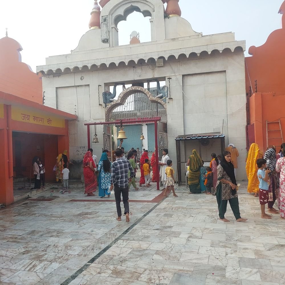 घरों में कलश स्थापना के साथ मां शैलपुत्री की पूजा:बदायूं में नगला शक्तिपीठ के कपाट सुबह 4 बजे खुले, भक्तों ने सुख-समृद्धि मांगी