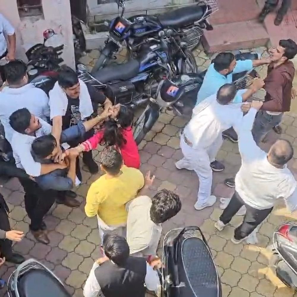 कचहरी में महिला और उसके भाई से मारपीट, VIDEO:मुजफ्फरनगर कोर्ट की तारीख पर पहुंची थी, पति और उसके साथ आए लोगों पर आरोप