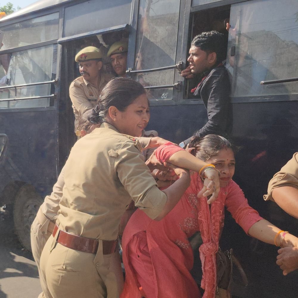 लखनऊ में CHO का प्रदर्शन जारी:स्वास्थ्य मंत्री के आवास पहुंचे सीएचओ, सीधे वार्ता की मांग