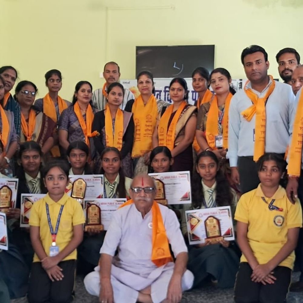 जालौन में गांधीजी से जुड़ी दुर्लभ सामग्री की प्रदर्शनी:10 देशों के डाक टिकट और तंजानिया का तीन बंदरों वाला सिक्का बना आकर्षण