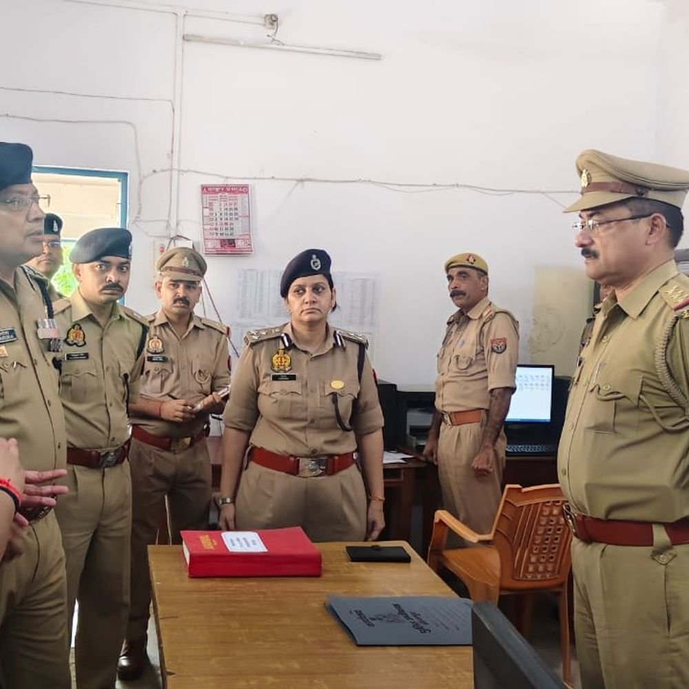 मिर्जापुर में एडीजी ने पुलिस कार्यालय-लाइन का किया निरीक्षण:नवरात्र-दशहरा को लेकर सुरक्षा तैयारियों की समीक्षा, मिशन शक्ति प्रभावी बनाने पर जोर