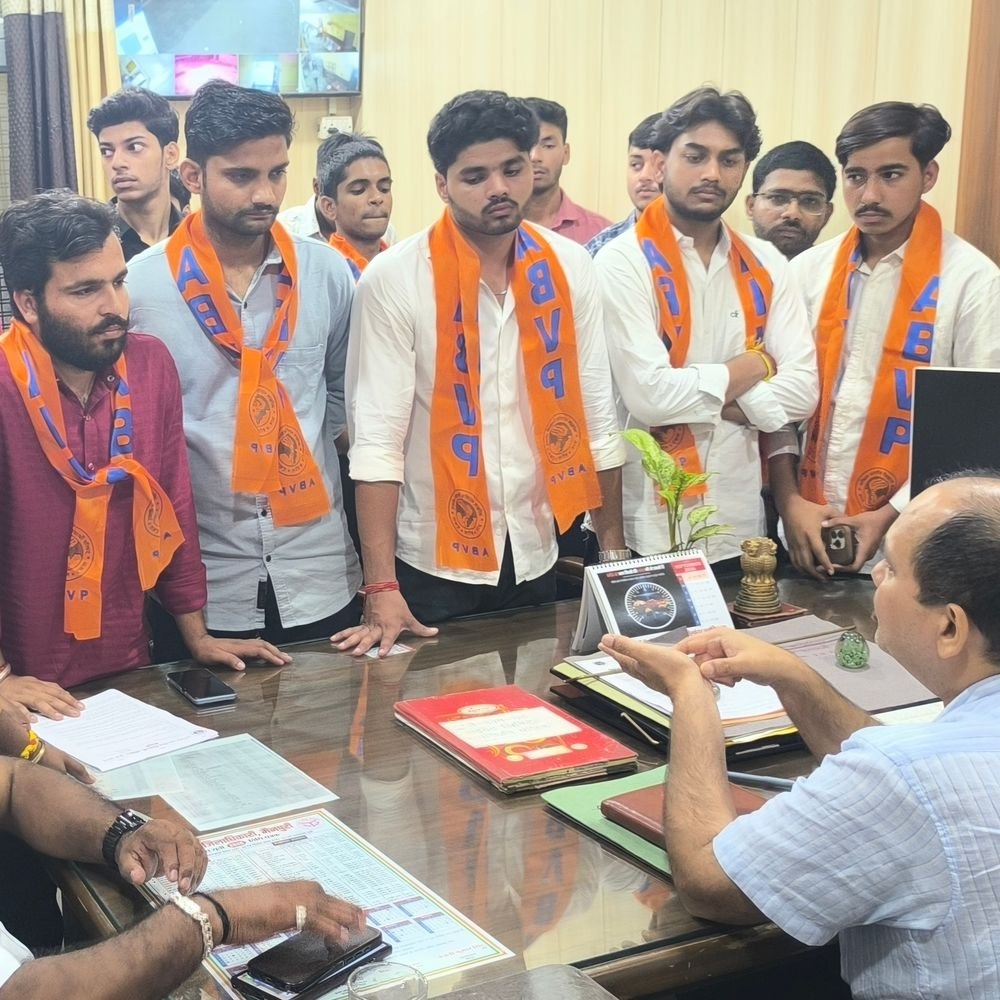 स्कूली वाहनों की लापरवाही पर विद्यार्थी परिषद का प्रदर्शन:एआरटीओ कार्यालय पर ज्ञापन सौंपकर कार्रवाई की मांग, कई हादसों का जिक्र