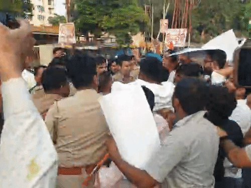कानपुर में कांग्रेस का ‘वोट बचाओ-देश बचाओ’ मार्च:ज्ञानेश कुमार का पुतला फूंकने के दौरान पुलिस से छीना-झपटी, बर्खास्तगी की मांग