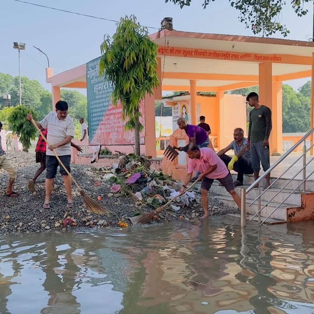 सीताकुंड धाम में श्रमदान:बढ़ते जलस्तर के बीच गोमती मित्रों ने की सफाई, श्रद्धालुओं को किया जागरूक