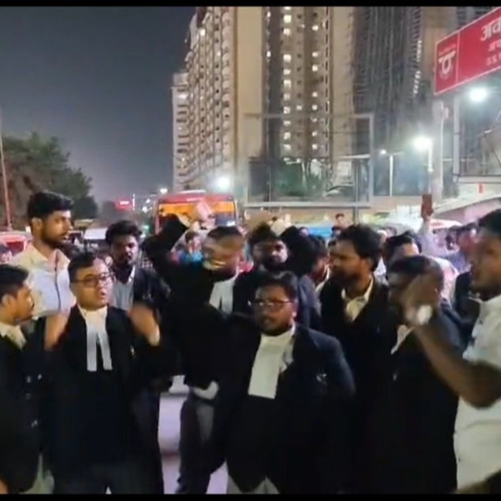 अधिवक्ता की पिटाई के विरोध प्रदर्शन में सड़क जाम:अवध बस अड्डे के बाहर पुलिसकर्मियों पर मारपीट का आरोप, दोषियों के निलंबन की मांग