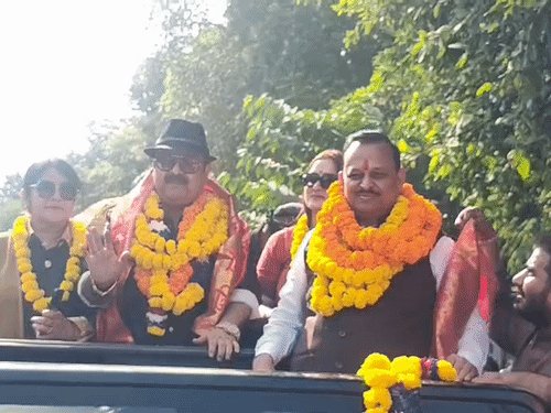 हास्य कलाकार 50 गाड़ियों के साथ निकले:सीसामऊ विधानसभा में 16Km देव यात्रा निकली, अन्नू अवस्थी बोले- लोग रो-रोकर जीते, हम हंसाकर जीतेंगे