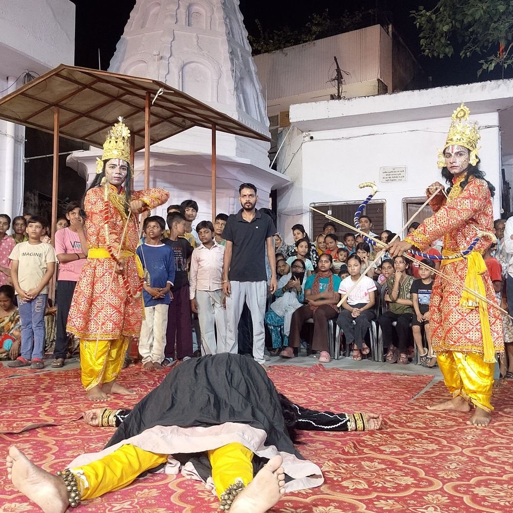 पीलीभीत रामलीला का मंचन:परमठ मंदिर में सीता जन्म और ताड़का वध की लीला