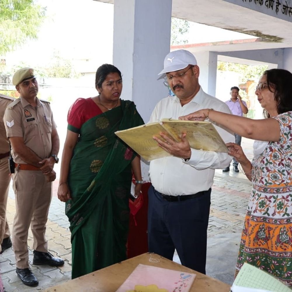 डीएम ने टांडी दौराला और भरोटा स्कूलों का औचक निरीक्षण:बच्चों से संवाद कर पढ़ाई के लिए प्रेरित किया, व्यवस्थाएं बेहतर बनाने के निर्देश दिए