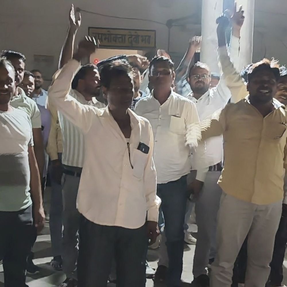बिजली संविदा कर्मचारियों ने एक्सईएन को घेरा:दो महीने का वेतन बकाया होने का आरोप, अधिकारी से माफी की मांग