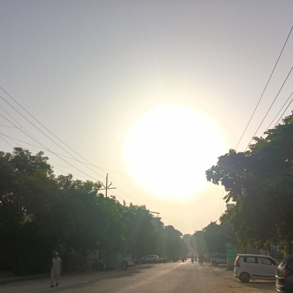 आगरा में मौसम साफ, निकली तेज धूप:36°C तक पहुंच सकता है तापमान, अगले कुछ दिनों तक ऐसा ही रहेगा मौसम