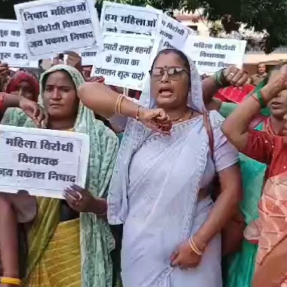 CLF के पैसों में वित्तीय गड़बड़ी का आरोप:महिला पदाधिकारियों ने डीएम से जांच की मांग की, कलेक्ट्रेट में प्रदर्शन किया