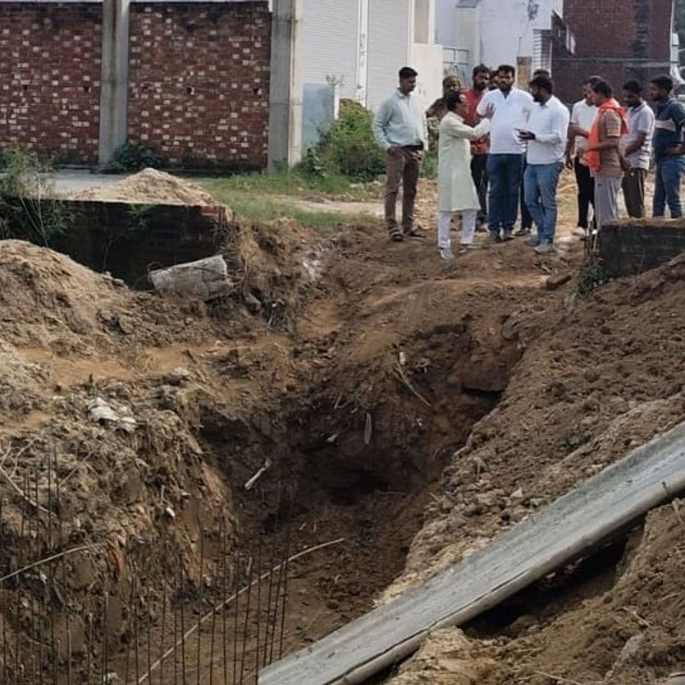 नाला खुदाई को लेकर कांग्रेस नेता और ठेकेदार में विवाद:11 हजार रुपए लेने का आरोप, जेई ने मानक के मुताबिक निर्माण बताया