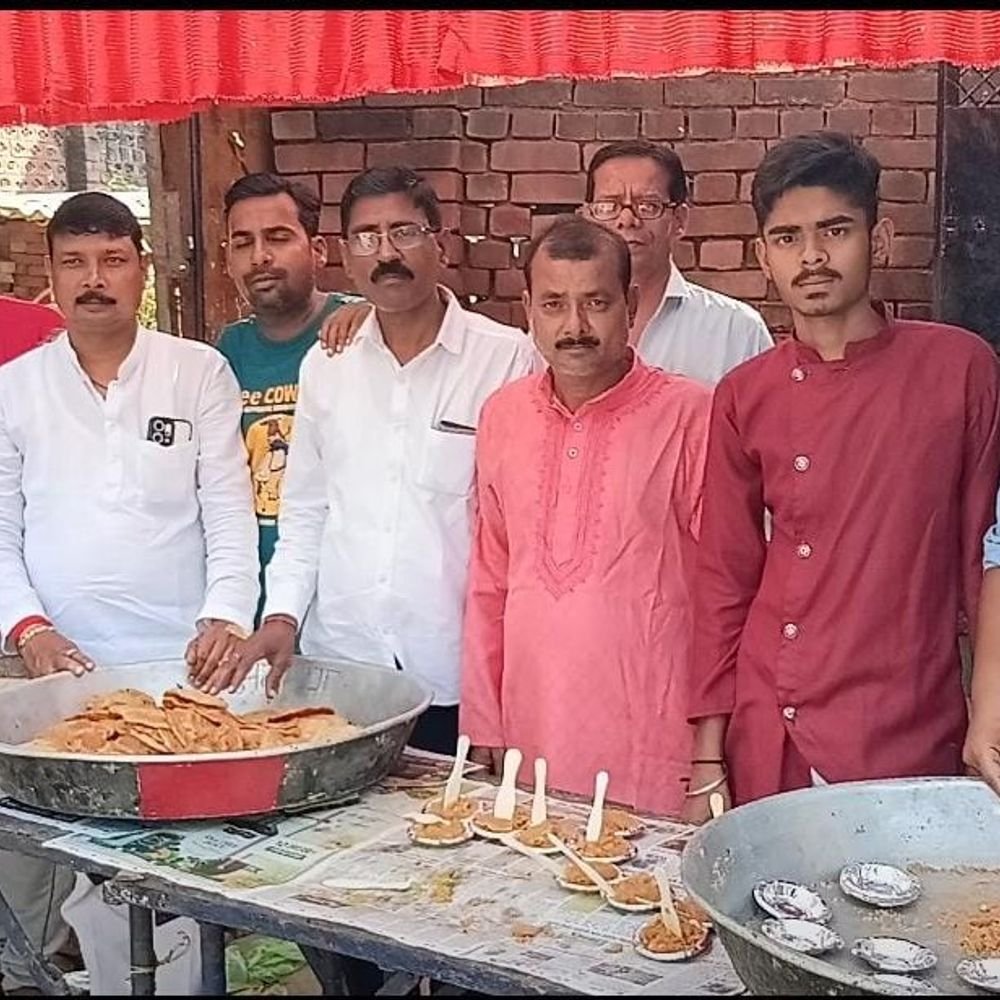 कानपुर में नवरात्रि पर भंडारा आयोजित:विधि-विधान से लगाया भोग, क्षेत्रीय लोगों ने पाया पूड़ी-सब्जी का प्रसाद