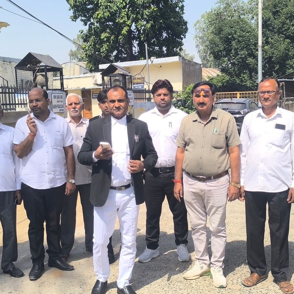 अधिवक्ता से तमंचे की नोक पर सोने की चेन लूटी:किशनी में दो कारों से रास्ता रोककर मारपीट, पुलिस पर मिलीभगत का आरोप